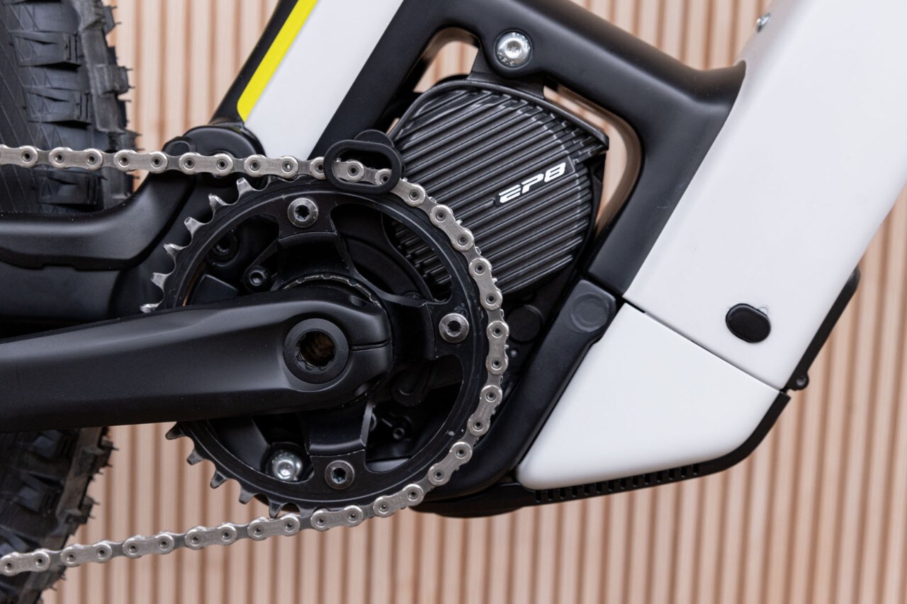 Husqvarna Mountain Cross: la nuova e-bike in carbonio dallo stile inconfondibile